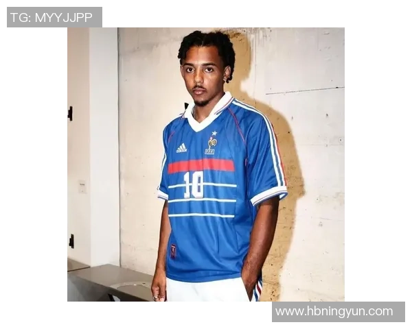 男足球明星冬季时尚穿搭揭秘打造温暖又潮流的日常造型 男足球明星冬季时尚穿搭揭秘打造温暖又潮流的日常造型