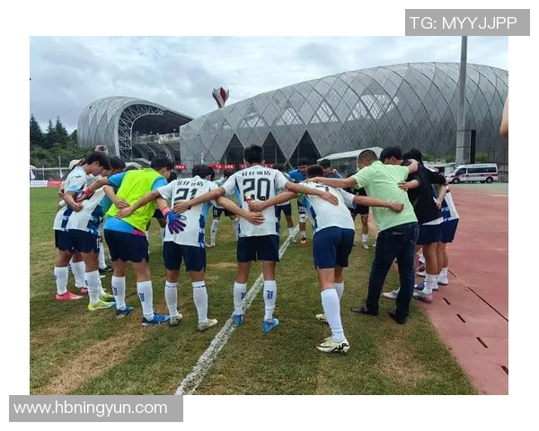 香港足球明星队全力备战提升技战术水平展现团队精神与风采